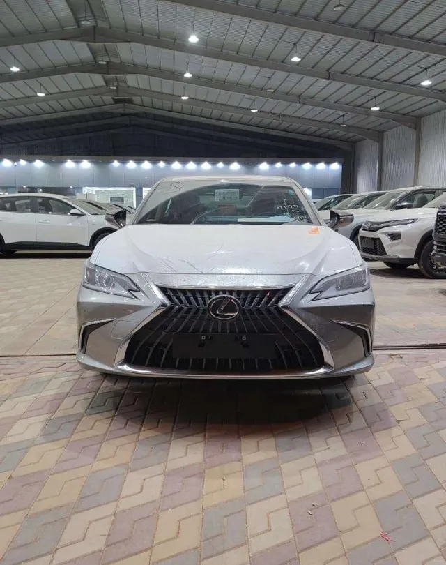 لكزس · اي اس STANDARD 2025 للبيع في الرياض