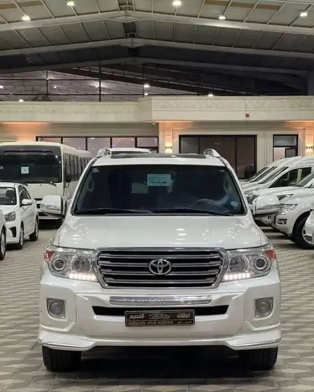 تويوتا · لاندكروزر 2015 للبيع في الرياض — ممشى 399,000 كم
