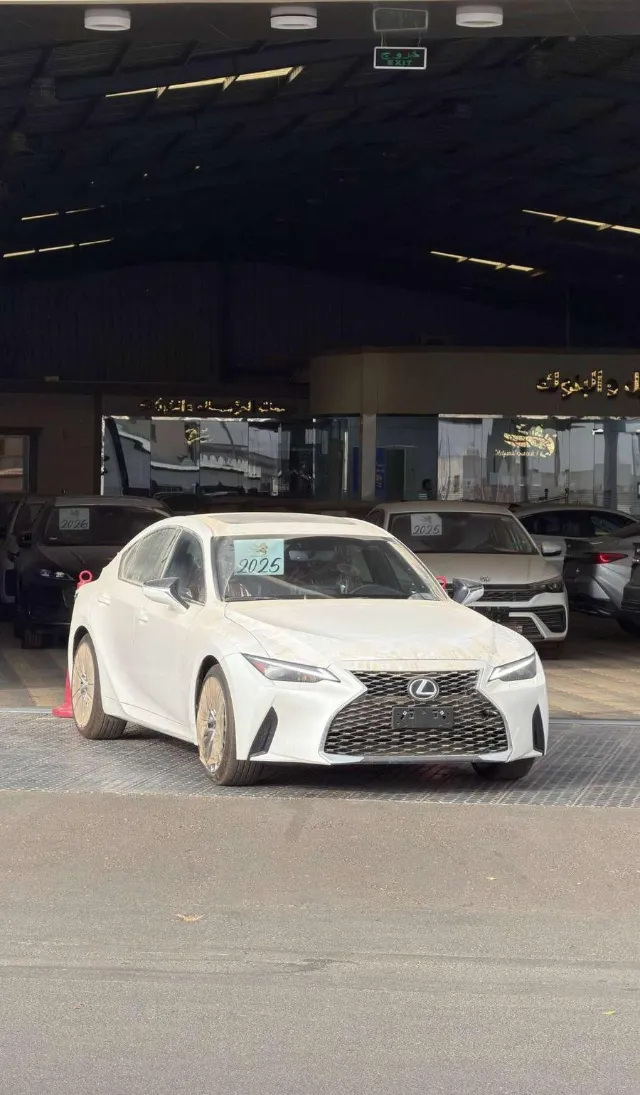 لكزس · اي اس آي 2025 للبيع في الرياض — ممشى 0 كم