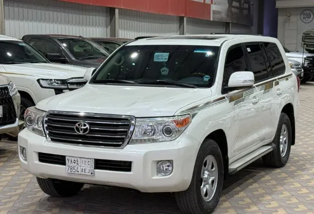 تويوتا · لاندكروزر 2013 للبيع في الرياض — ممشى 398,000 كم