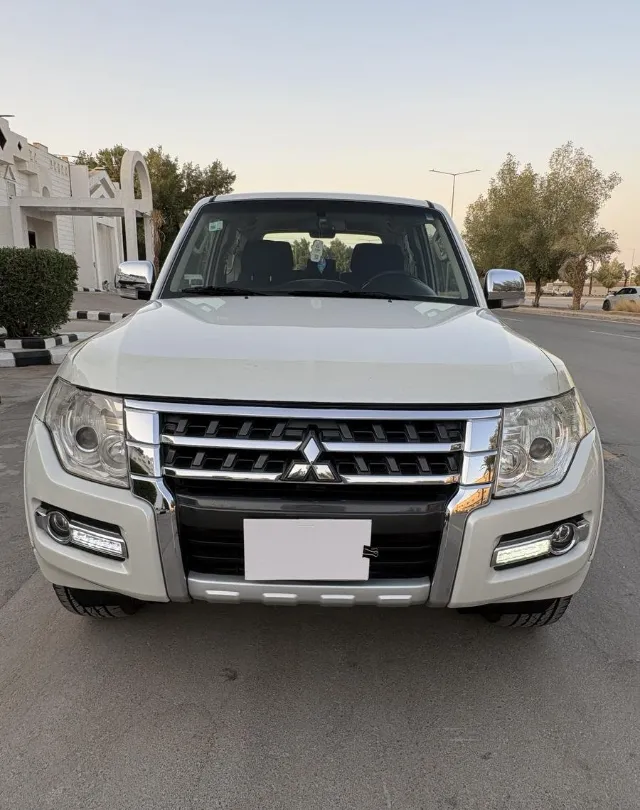 ميتسوبيشي باجيرو 2020 للبيع في الرياض — ممشى 359,000 كم