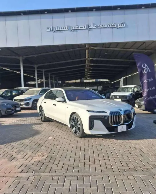 بي ام دبليو · الفئة السابعة 2025 للبيع في الرياض — ممشى 17,000 كم