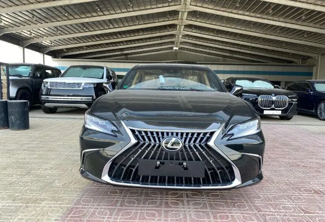 لكزس · اي اس 350 2025 للبيع في الرياض — ممشى 17 كم