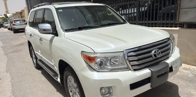 تويوتا · لاندكروزر 2013 للبيع في الرياض — ممشى 282,000 كم