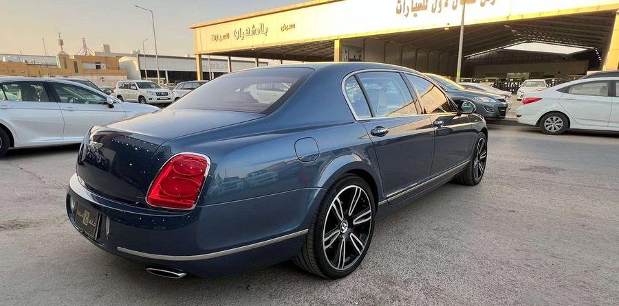 بنتلي 2012 - معرض خلف للسيارات