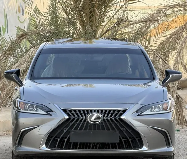 لكزس اي اس 2023 للبيع في الرياض — ممشى 60,000 كم