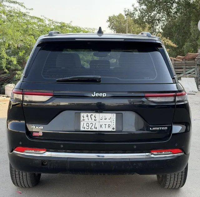 جيب جراند شيروكي 2023 للبيع في جدة — ممشى 61,000 كم