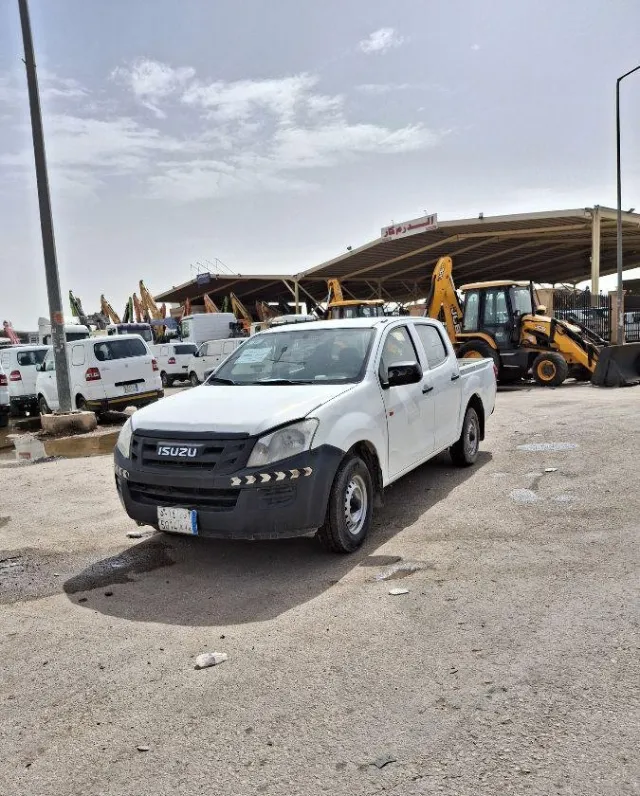 ايسوزو · دي ماكس STANDARD 2015 للبيع في الرياض — ممشى 300,000 كم