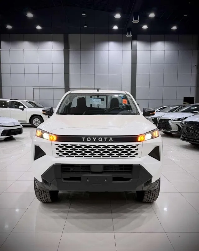 تويوتا هايلكس STANDARD 2027 للبيع في الرياض