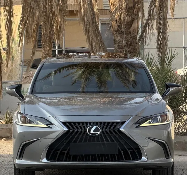 لكزس اي اس 2023 للبيع في الرياض — ممشى 64,000 كم