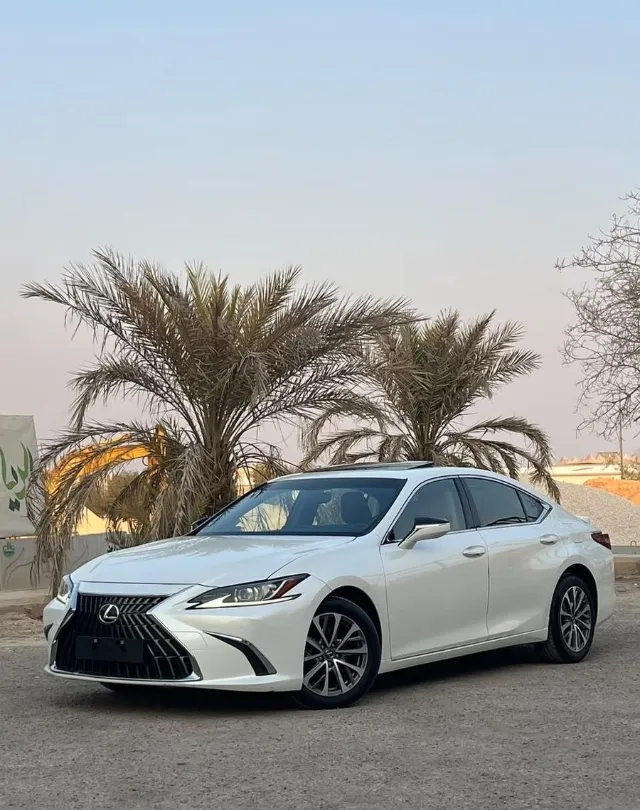 لكزس اي اس 2023 للبيع في الرياض — ممشى 40,000 كم