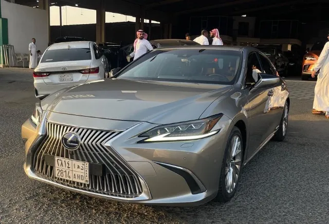 لكزس اي اس 2021 للبيع في جدة — ممشى 86,000 كم