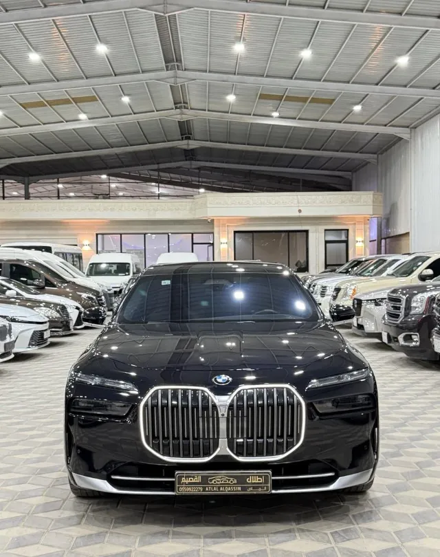بي ام دبليو · الفئة السابعة 2023 للبيع في الرياض — ممشى 145,000 كم