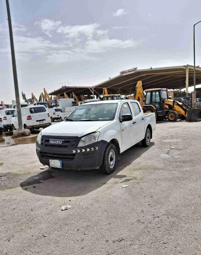 ايسوزو · دي ماكس 2015 للبيع في الرياض — ممشى 300,000 كم
