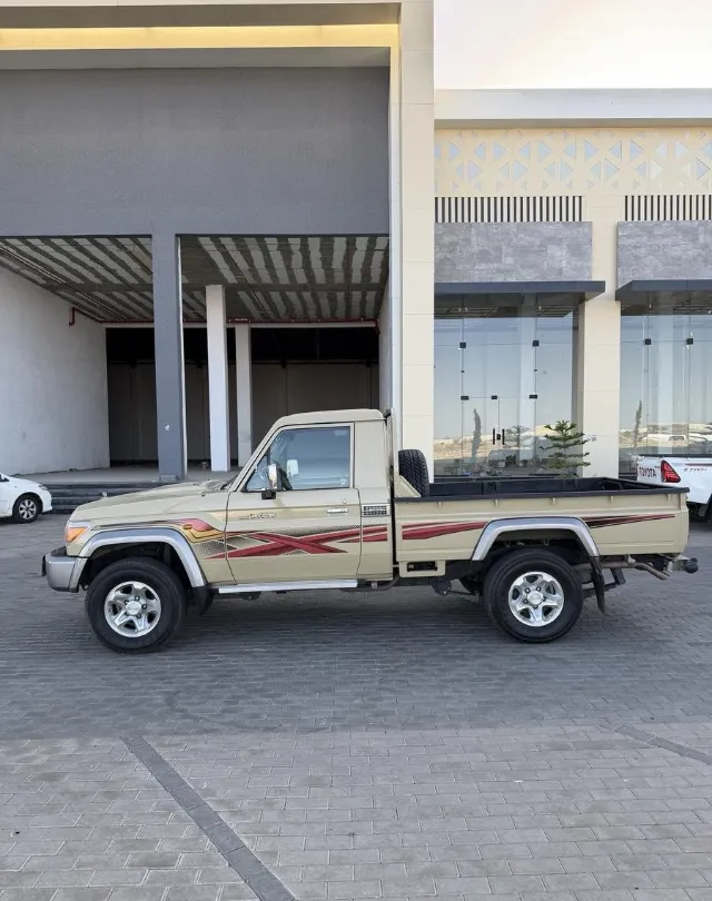 تويوتا · لاندكروزر 70 2014 للبيع في الرياض — ممشى 37,000 كم