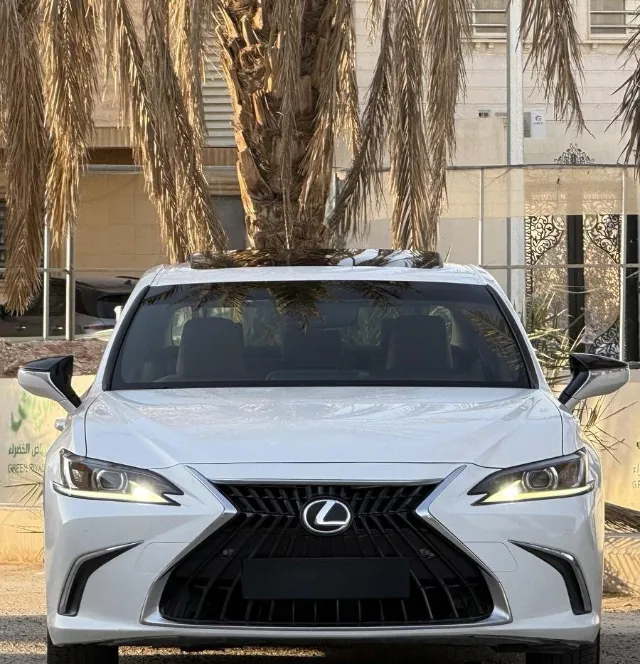 لكزس اي اس 2023 للبيع في الرياض — ممشى 59,000 كم