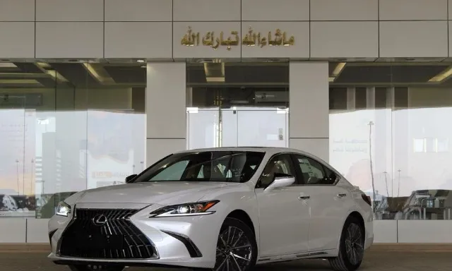 لكزس · اي اس 2025 للبيع في الرياض — ممشى 10 كم