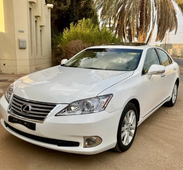 لكزس · اي اس 350 2011 للبيع في تبوك — ممشى 140,000 كم