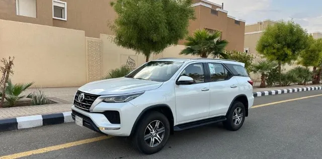 تويوتا فورتشنر 2023 للبيع في المدينة المنورة — ممشى 130,000 كم