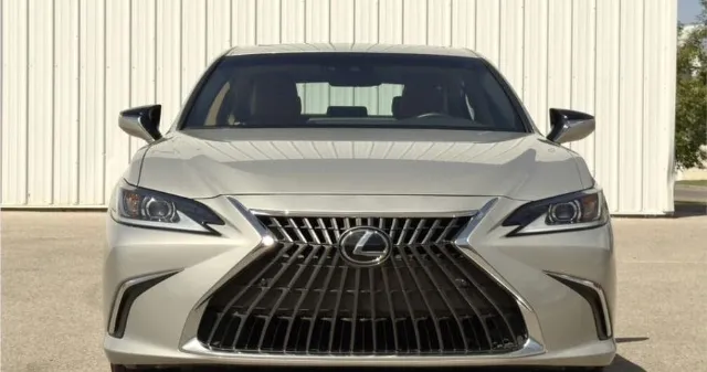 لكزس · اي اس 350 2023 للبيع في الرياض — ممشى 27,300 كم