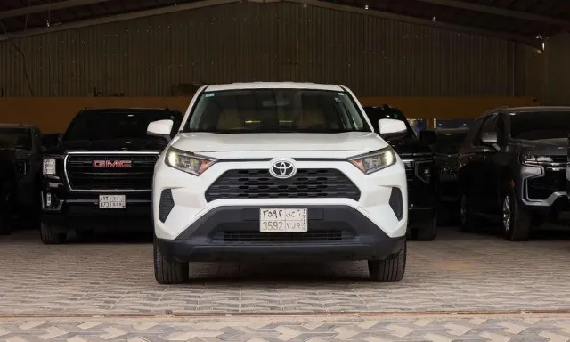 تويوتا راف فور STANDARD 2022 للبيع في الرياض — ممشى 135,000 كم