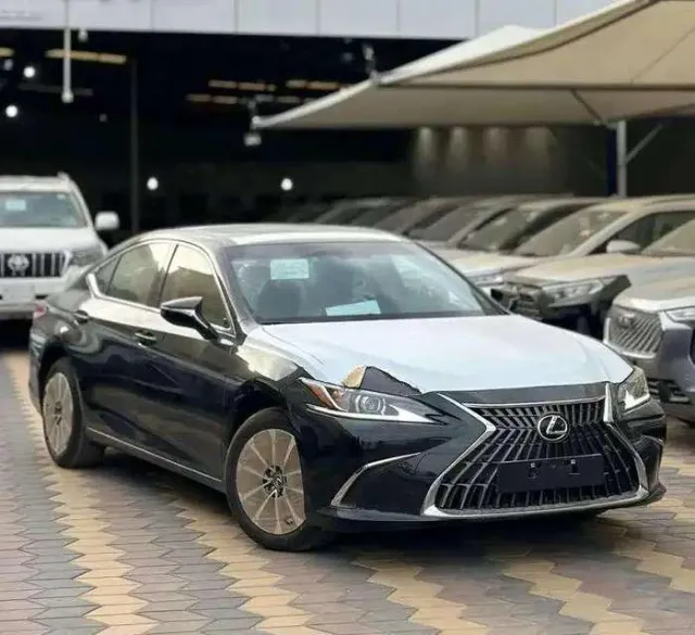 لكزس · اي اس STANDARD 2025 للبيع في حائل
