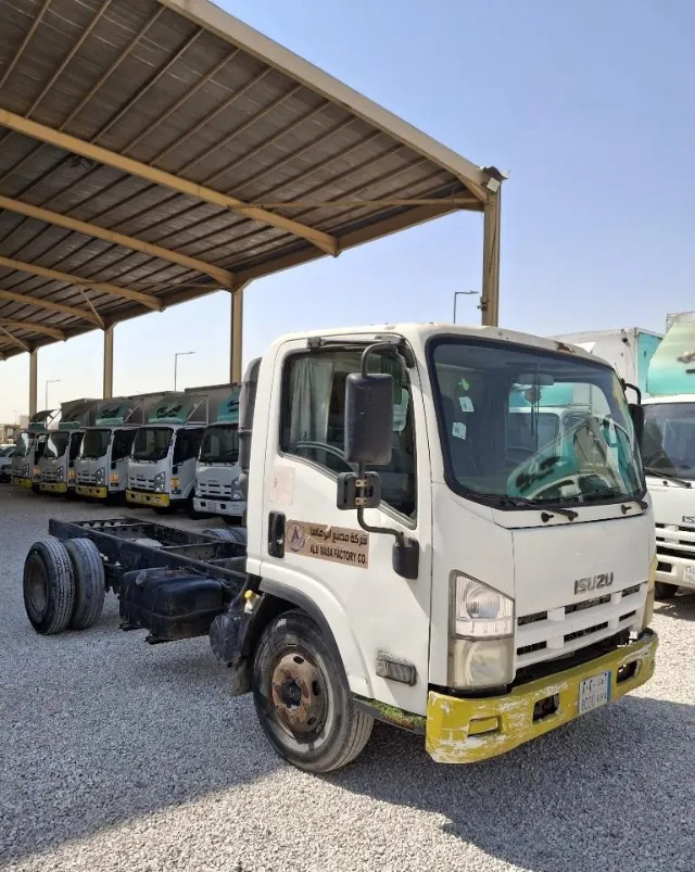 ايسوزو · ان بي ار 2014 للبيع في الرياض — ممشى 300,000 كم