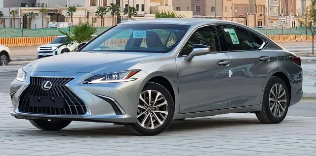 لكزس · اي اس STANDARD 2025 للبيع في الرياض