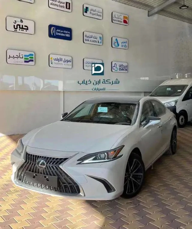 لكزس · اي اس 2025 للبيع في بريدة — ممشى 8 كم
