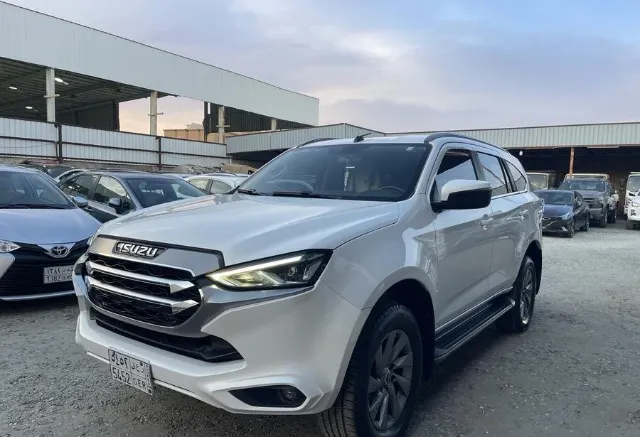 ايسوزو ام يو اكس 2023 للبيع في أبها — ممشى 88,000 كم