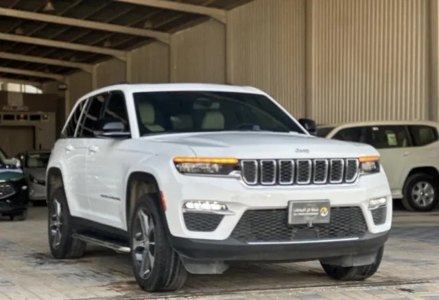 جيب · شيروكي 2023 للبيع في الرياض — ممشى 32,000 كم