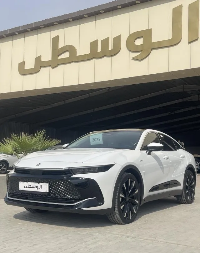 تويوتا كراون 2025 للبيع في الرياض — ممشى 23,000 كم