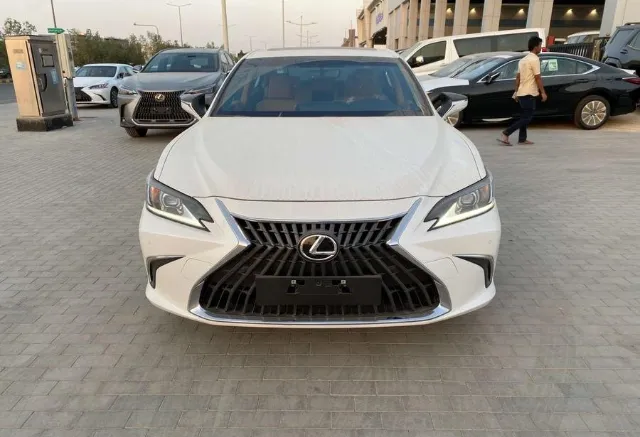 لكزس · اي اس STANDARD 2025 للبيع في الرياض — ممشى 1 كم