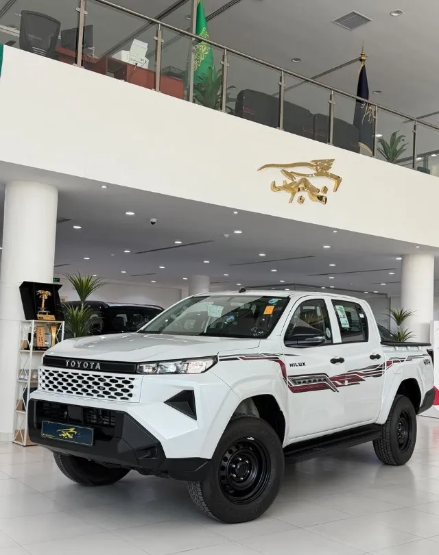 تويوتا هايلكس STANDARD 2027 للبيع في الرياض
