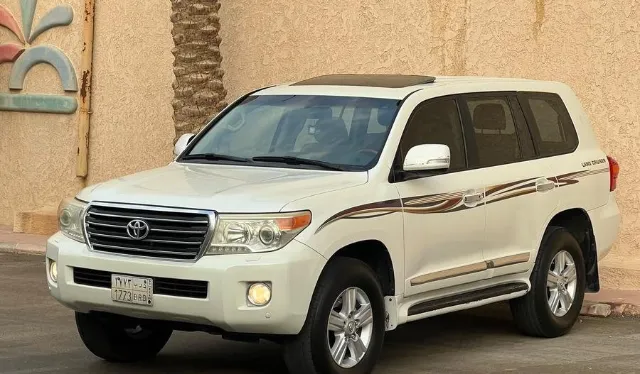 تويوتا · لاندكروزر 2013 للبيع في الرياض — ممشى 169,000 كم