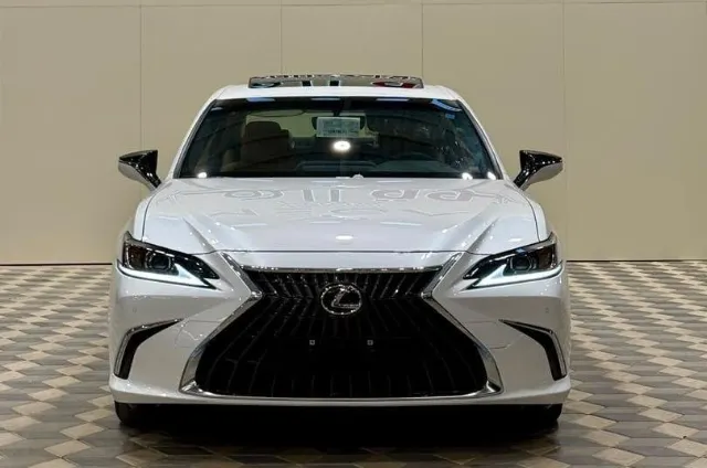 لكزس اي اس STANDARD 2025 للبيع في الرياض — ممشى 0 كم