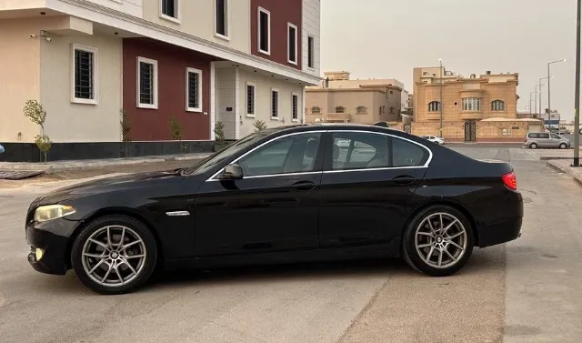 بي ام دبليو · الفئة الخامسة 2013 للبيع في الرياض — ممشى 330,000 كم