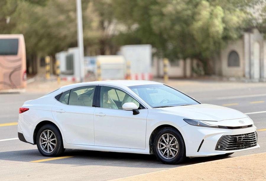 كامري 2025 LE بنزين تحت الضمان ب 88 الف نقد وتمويل