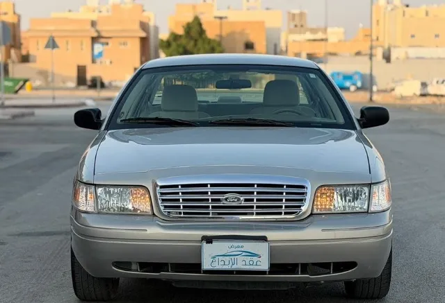 فورد · كراون فكتوريا 2010 للبيع في الرياض — ممشى 100,000 كم