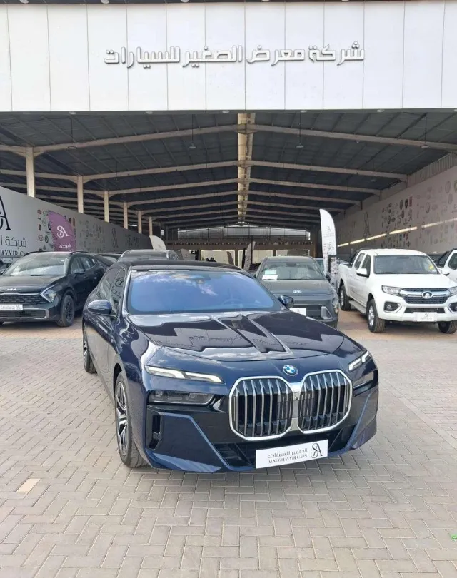بي ام دبليو · الفئة السابعة 2025 للبيع في الرياض — ممشى 17,000 كم
