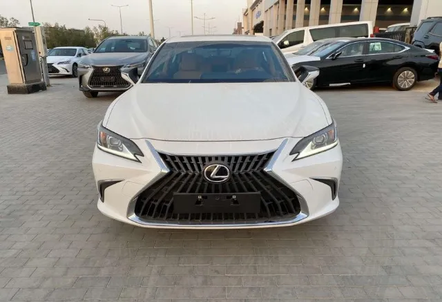 لكزس · اي اس STANDARD 2025 للبيع في الرياض — ممشى 1 كم