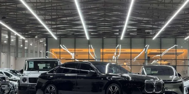 بي ام دبليو الفئة السابعة 2023 للبيع في الرياض — ممشى 78,000 كم