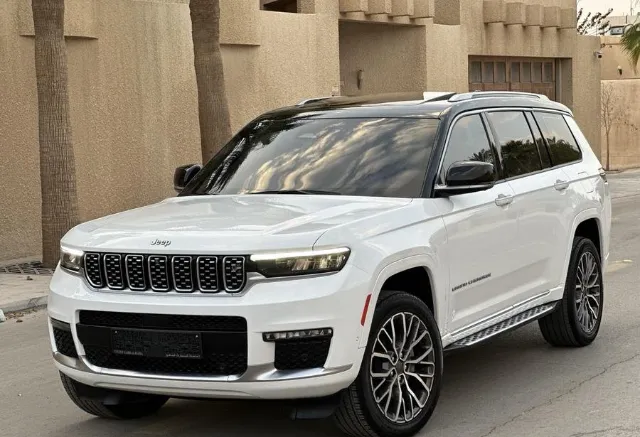 جيب شيروكي 2023 للبيع في الرياض — ممشى 18,000 كم