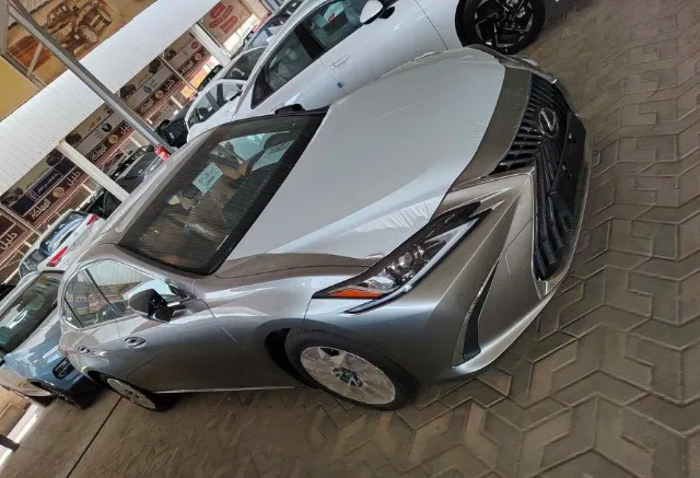 لكزس · اي اس 2025 للبيع في الدمام — ممشى 1 كم