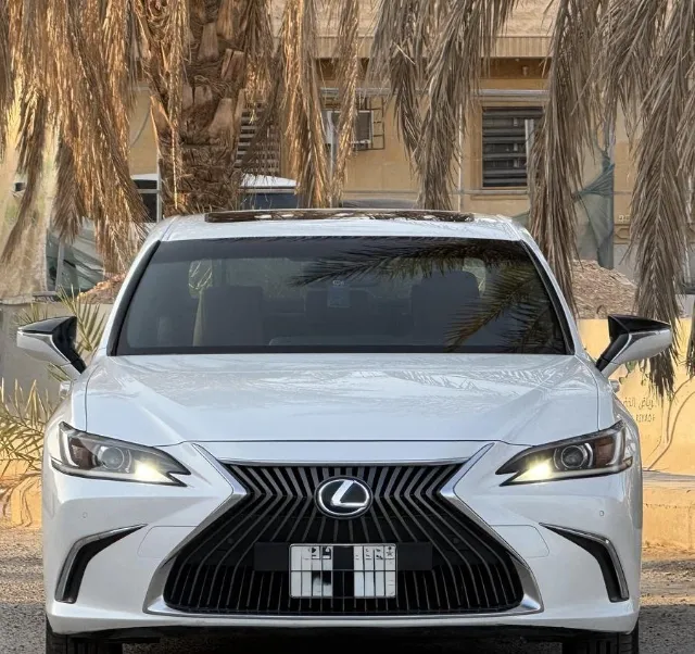 لكزس اي اس 2021 للبيع في الرياض — ممشى 72,000 كم