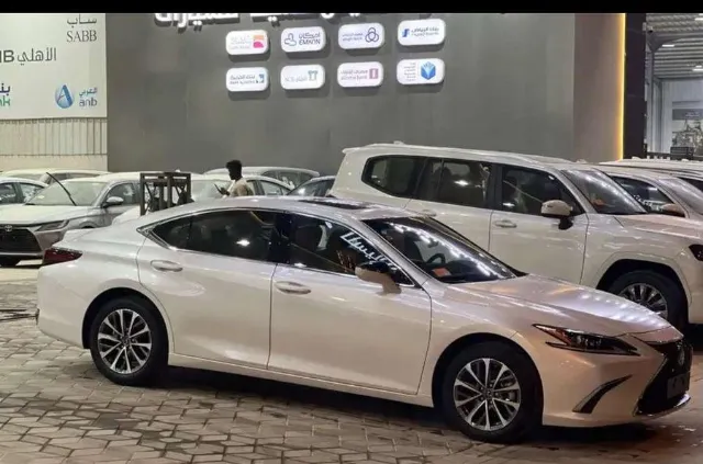 لكزس · اي اس 2025 للبيع في الرياض — ممشى 1 كم