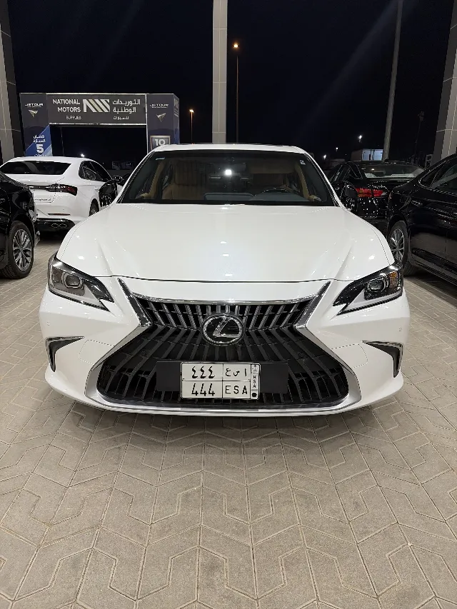 لكزس · اي اس 2023 للبيع في الرياض — ممشى 130,000 كم